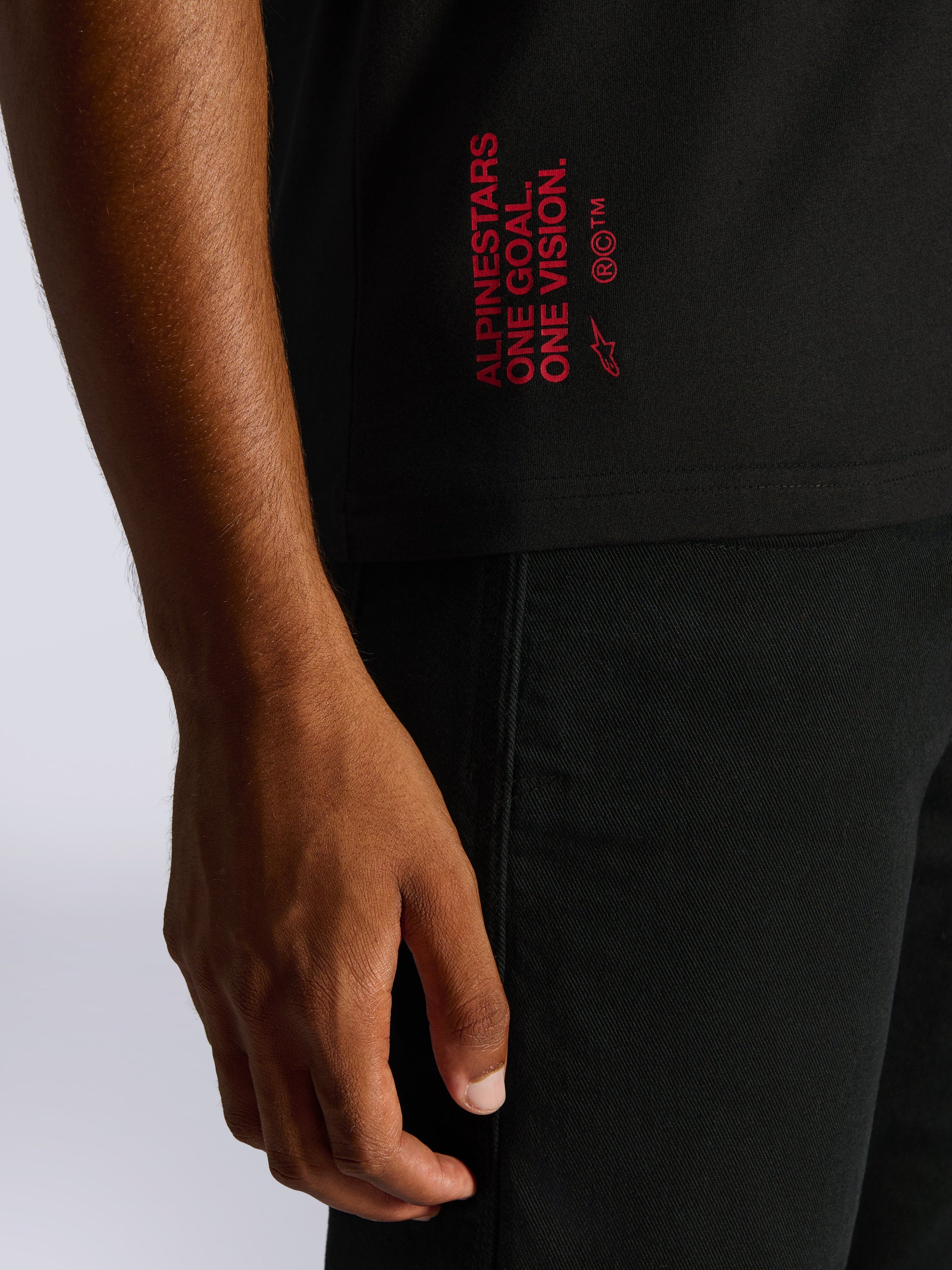 Alpinestars Shaded CSF Tee, kortærmet t-shirt, sort, tætbillede af rød grafik på ryggen med 'Alpinestars One Goal. One Vision.' og Astar-logo, casual motorsport-streetwear