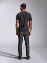 Alpinestars Tech Boot CSF Tee, kortærmet t-shirt, sort, set bagfra på model, båret med mørkegrå jeans og sorte sneakers, afslappet motorsport-inspireret streetwear