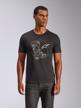 Alpinestars Tech Boot CSF Tee, kortærmet t-shirt, sort med hvid motocross-støvle-grafik og stjerne-logo, casual motorsport-streetwear, båret af mandlig model