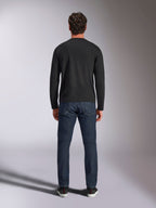 Alpinestars Trackside CSF Tee, langærmet t-shirt, sort, set bagfra på en model iført mørkeblå denimjeans, afslappet motorsport streetwear