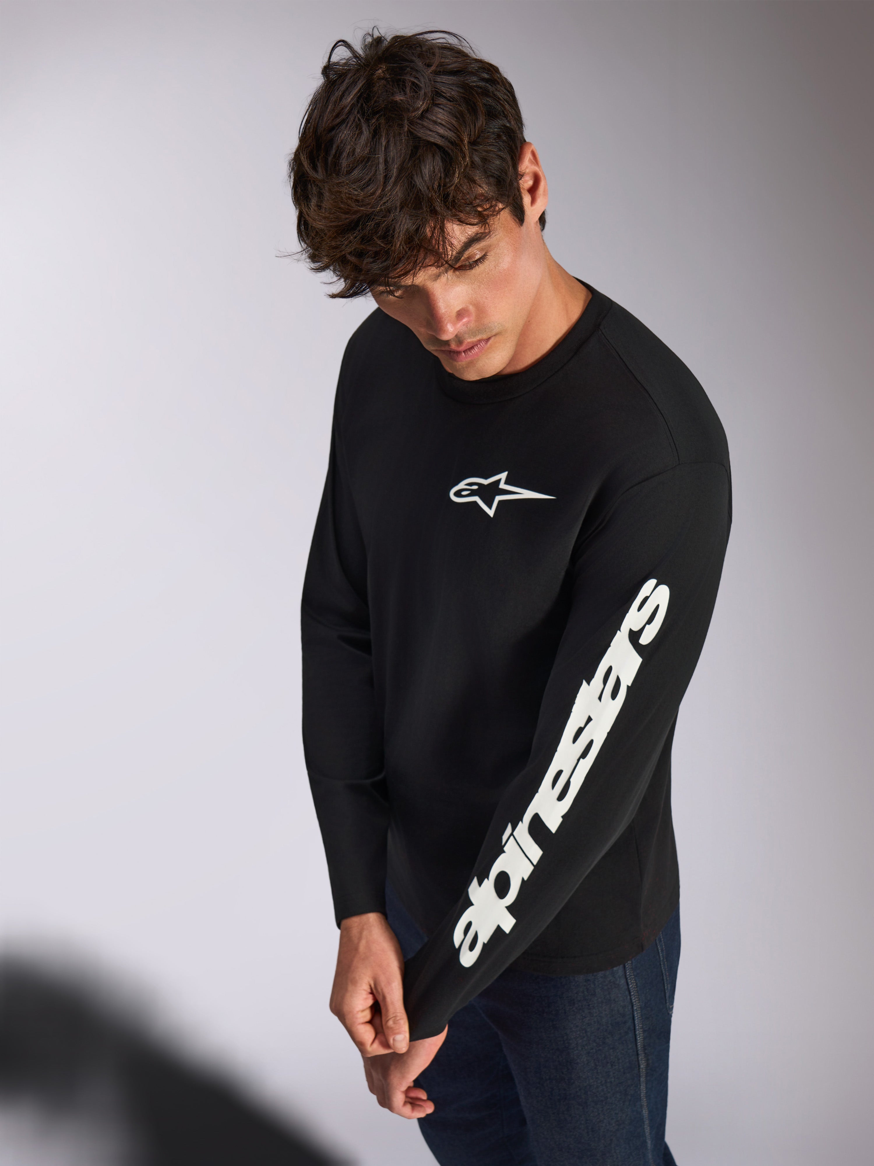 Alpinestars Trackside CSF Tee, langærmet t-shirt, sort, hvidt Alpinestars-logo på brystet og hvid tekst på venstre ærme, afslappet motorsport-streetwear