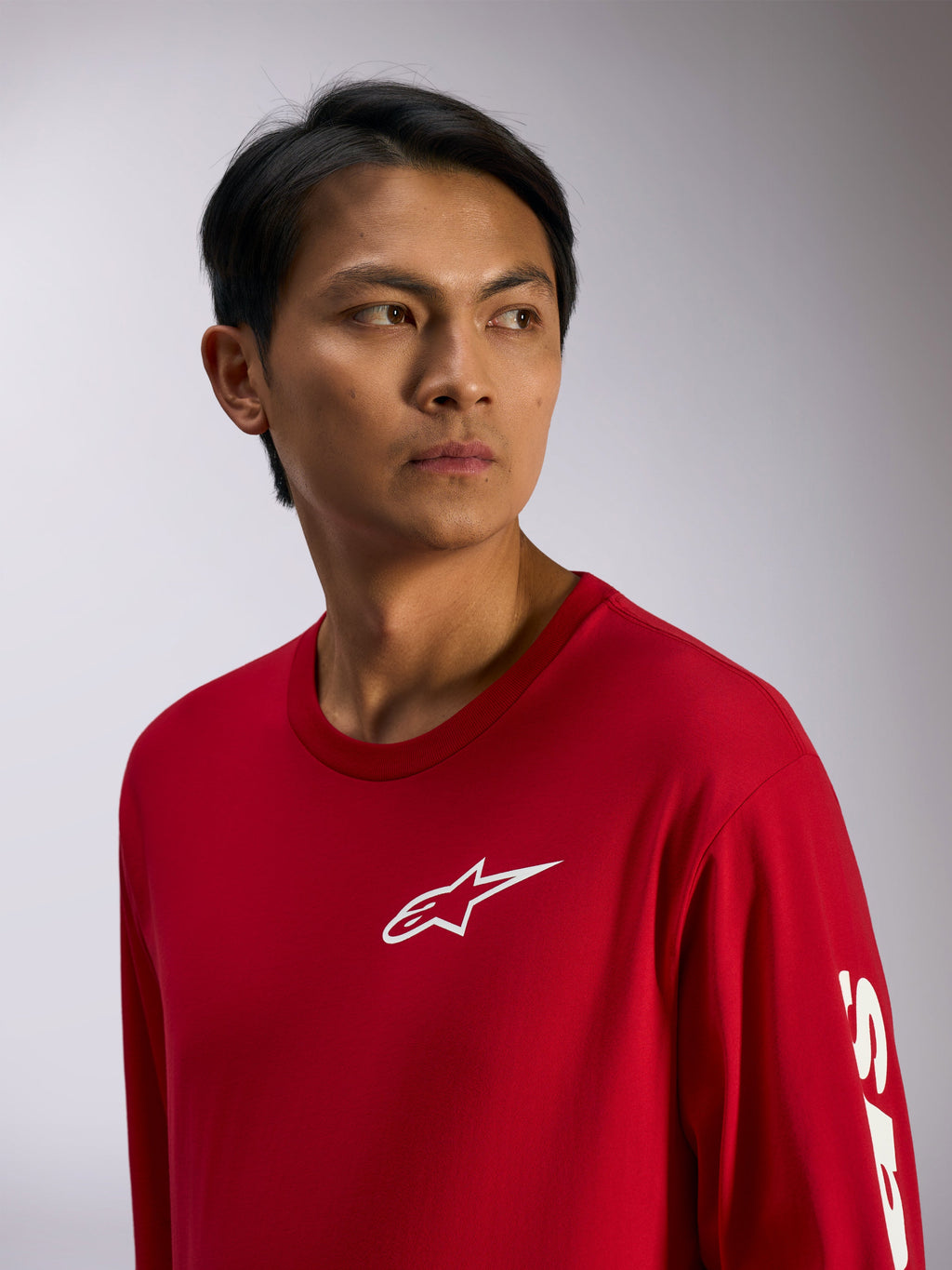 Alpinestars Trackside CSF Tee, langærmet t-shirt, rød med hvidt Alpinestars-logo på brystet og skrift på ærmet, casual motorsport-streetwear, lifestyle-portræt