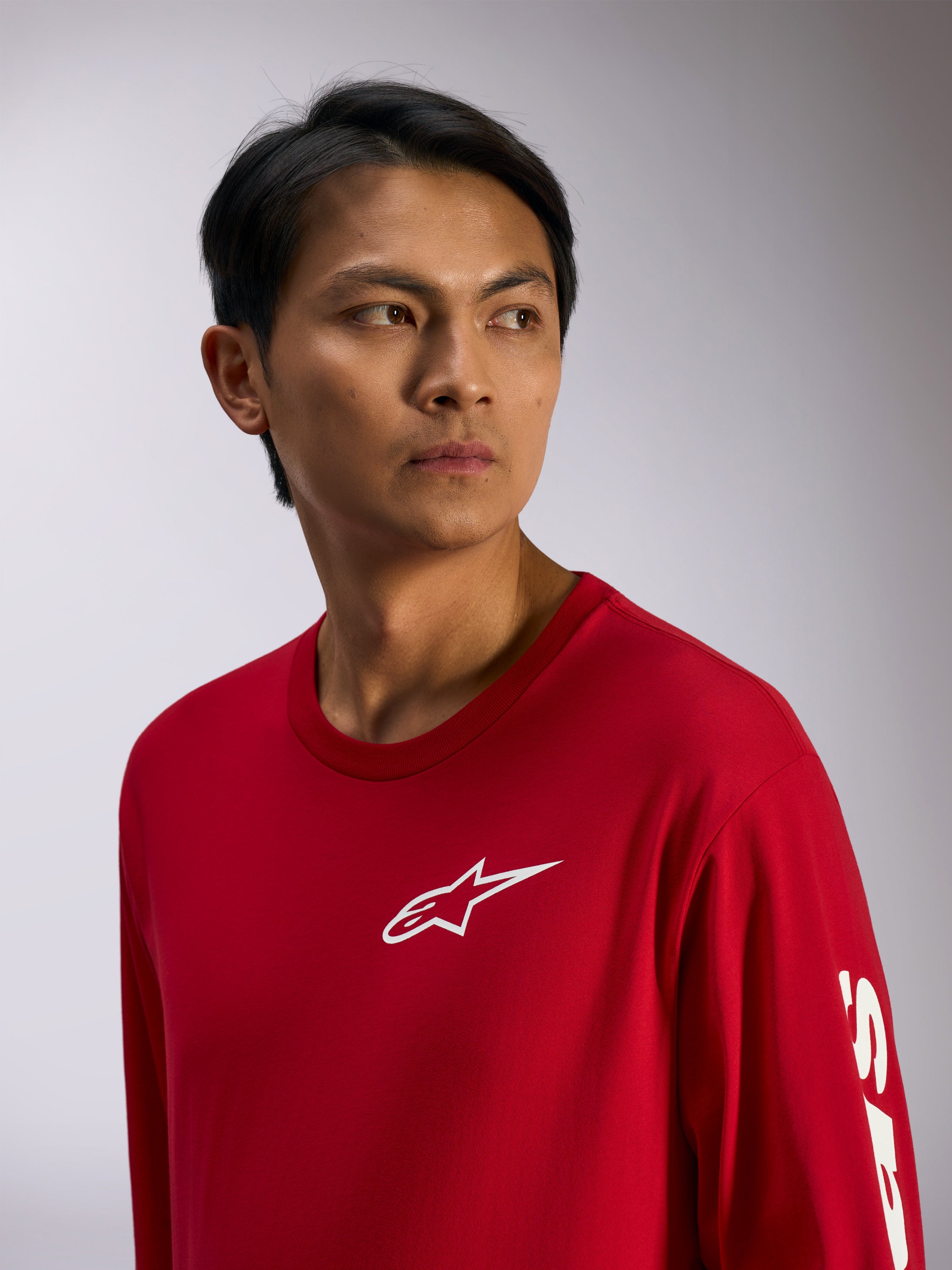 Alpinestars Trackside CSF Tee, langærmet t-shirt, rød med hvidt Alpinestars-logo på brystet og skrift på ærmet, casual motorsport-streetwear, lifestyle-portræt
