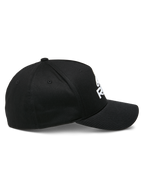Alpinestars Ride Sonic kasket, set fra siden, sort med hvidt 3D-broderet logo, buet skygge, struktureret krone, stræk twill-stof, afslappet motorsport-hovedbeklædning
