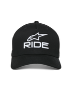 Alpinestars Ride Sonic kasket, sort, hvidt 3D-broderet logo med Alpinestars-stjerne og 'RIDE'-tekst, buet skygge, struktureret krone, afslappet motorsport-inspireret streetwear