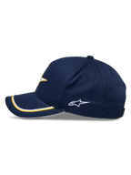 Alpinestars Ascension Snapback kasket, marineblå og guld, sideprofil med buet skygge med guld og hvid dobbelt sutache-kant, broderet sidelogo, casual motorsport-streetwear