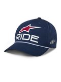 Alpinestars Ride Comp Snapback-kasket, mørkeblå baseballkasket, hvidt RIDE- og rødt stjernelogo, buet skygge med hvid flettet snor, casual motorsport-hovedbeklædning