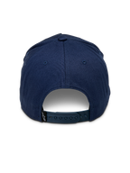 Alpinestars Ride Comp Snapback Kasket, marineblå, set bagfra med justerbar snapback-lukning i plast, lille sort logo-mærke, struktureret krone i bomuldstwill, afslappet motorsport-inspireret hovedbeklædning