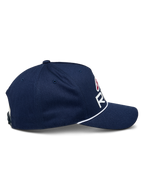 Alpinestars Ride Comp Snapback kasket, mørkeblå med hvide og røde detaljer, sideprofil der viser buet skygge og hvid flettet rebkant, struktureret krone, casual motorsport-hovedbeklædning