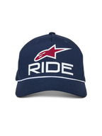 Alpinestars Ride Comp Snapback kasket, mørkeblå med hvide og røde detaljer, med 3D RIDE-logo, rødt stjerneemblem og hvid flettet rebkant, buet skygge, casual motorsport-hovedbeklædning