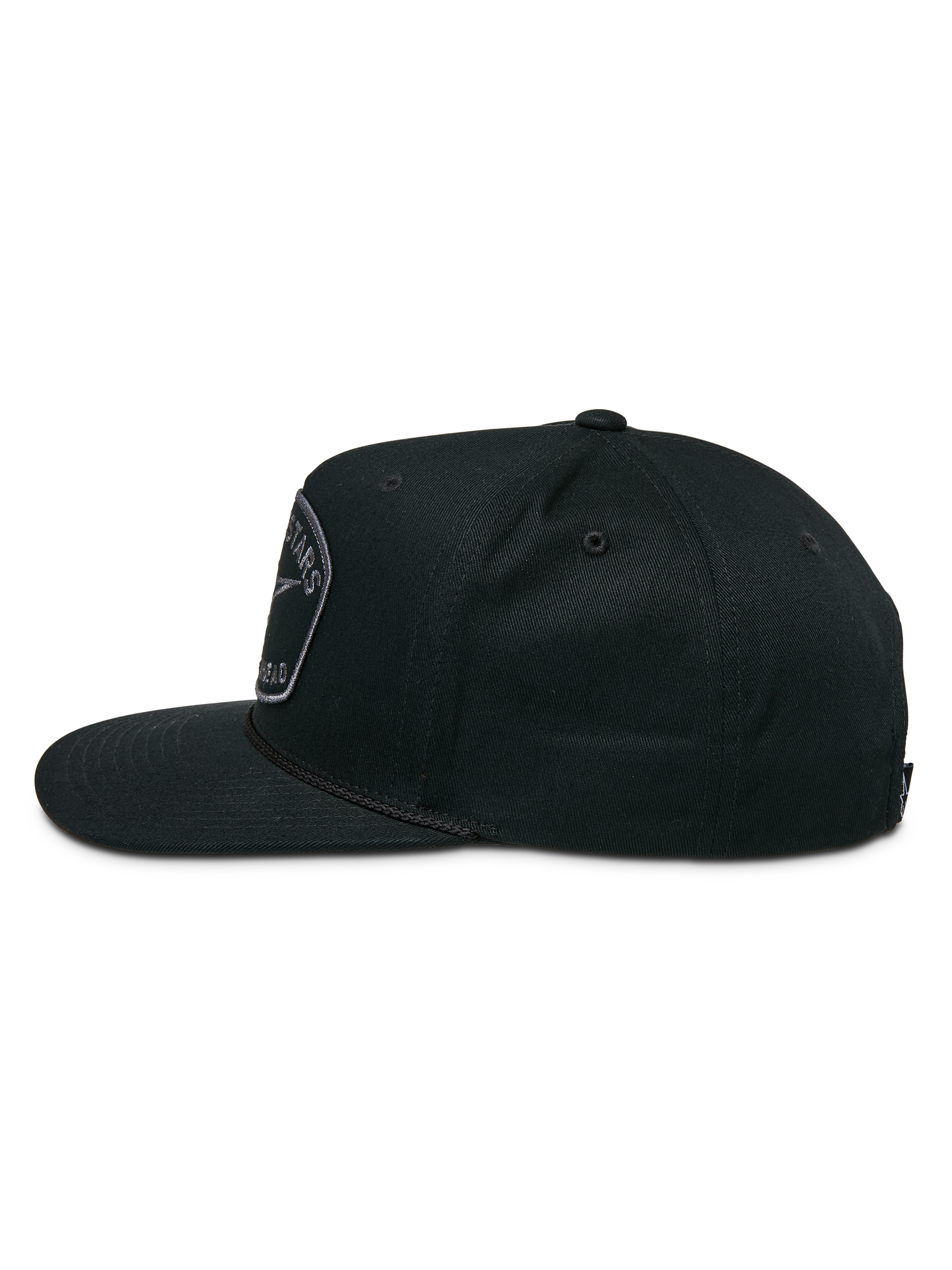 Alpinestars Promptus Snapback Kasket, set fra siden, sort, flad skygge med struktureret krone, med en flettet reb-detalje og broderet logo-patch på forsiden, afslappet motorsport-inspireret hovedbeklædning