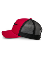 Alpinestars Ageless Trucker Hat, rød og sort, set fra siden med buet skygge og struktureret front med sort 3D-broderet Astars-logo, sort mesh-bagside for åndbarhed, klassisk motorsport-inspireret design