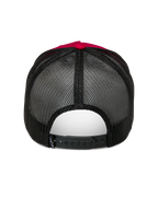 Alpinestars Ageless Trucker Hat, rød og sort, set bagfra med sort poly-mesh bagside og justerbar snapback-lukning, rød knap øverst og detaljer på kronen, casual motorsport-hovedbeklædning