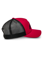 Alpinestars Ageless Trucker Hat, rød og sort, profilvisning der viser rød struktureret front og buet skygge med sorte åndbare mesh-paneler bagpå, afslappet motorsport-inspireret hovedbeklædning