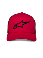 Alpinestars Ageless Trucker Hat, rød med sort mesh-bagside, sort 3D-broderet Astars-logo på forsiden, buet skygge, afslappet motorsport-inspireret hovedbeklædning