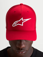 Alpinestars Ageless Snapback kasket, rød sportswear-kasket med hvidt broderet Astars-logo, struktureret krone og buet skygge båret af model