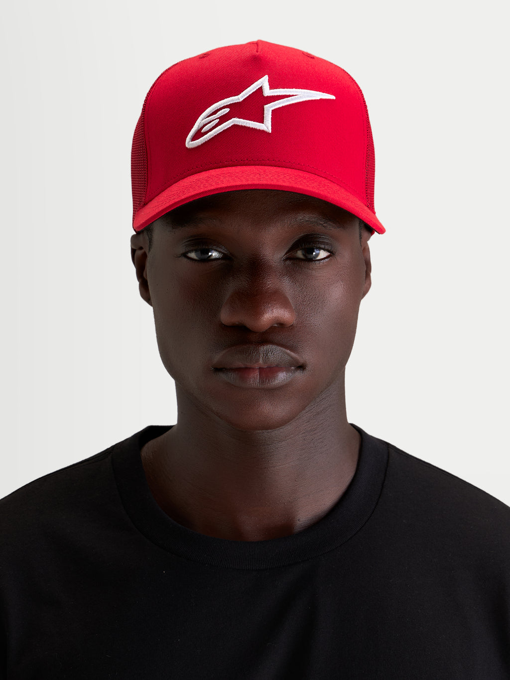 Alpinestars Ageless Snapback Kasket, rød sportswear-kasket, båret af mandlig model, med hvidt 3D-broderet Astars-logo, buet skygge og struktureret krone i bomuldstwill