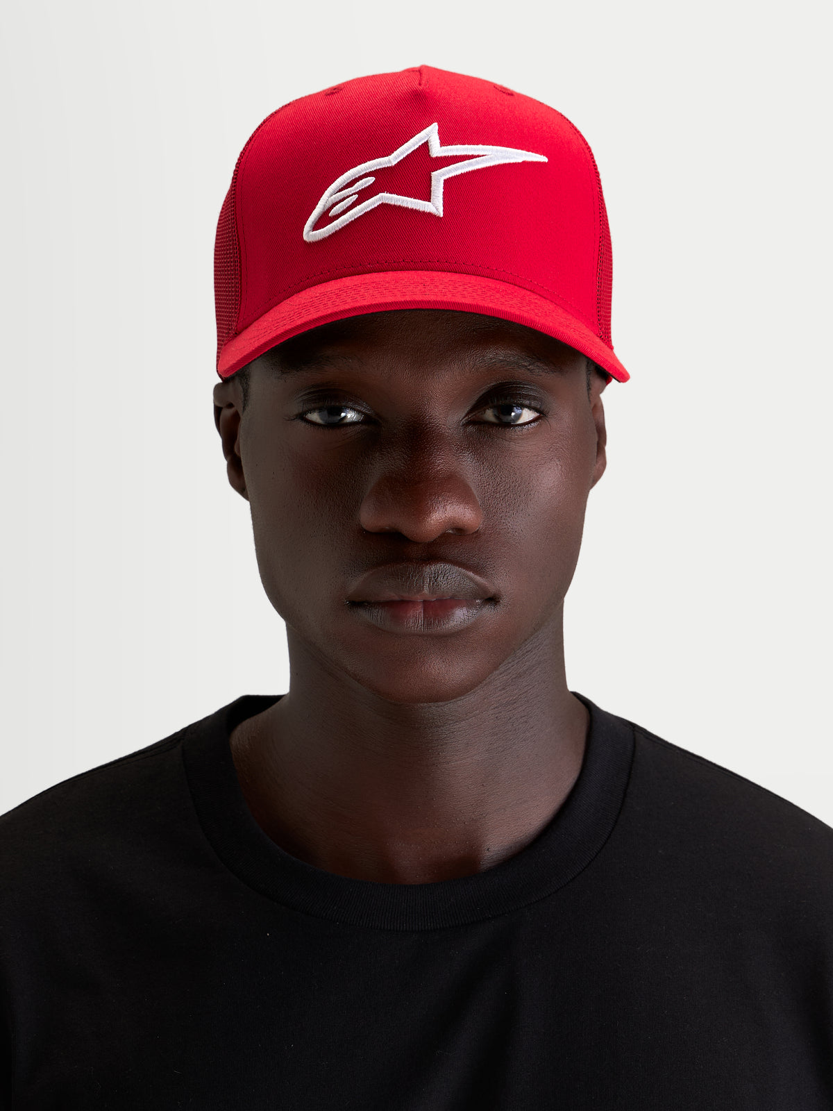 Alpinestars Ageless Snapback Kasket, rød sportswear-kasket, båret af mandlig model, med hvidt 3D-broderet Astars-logo, buet skygge og struktureret krone i bomuldstwill