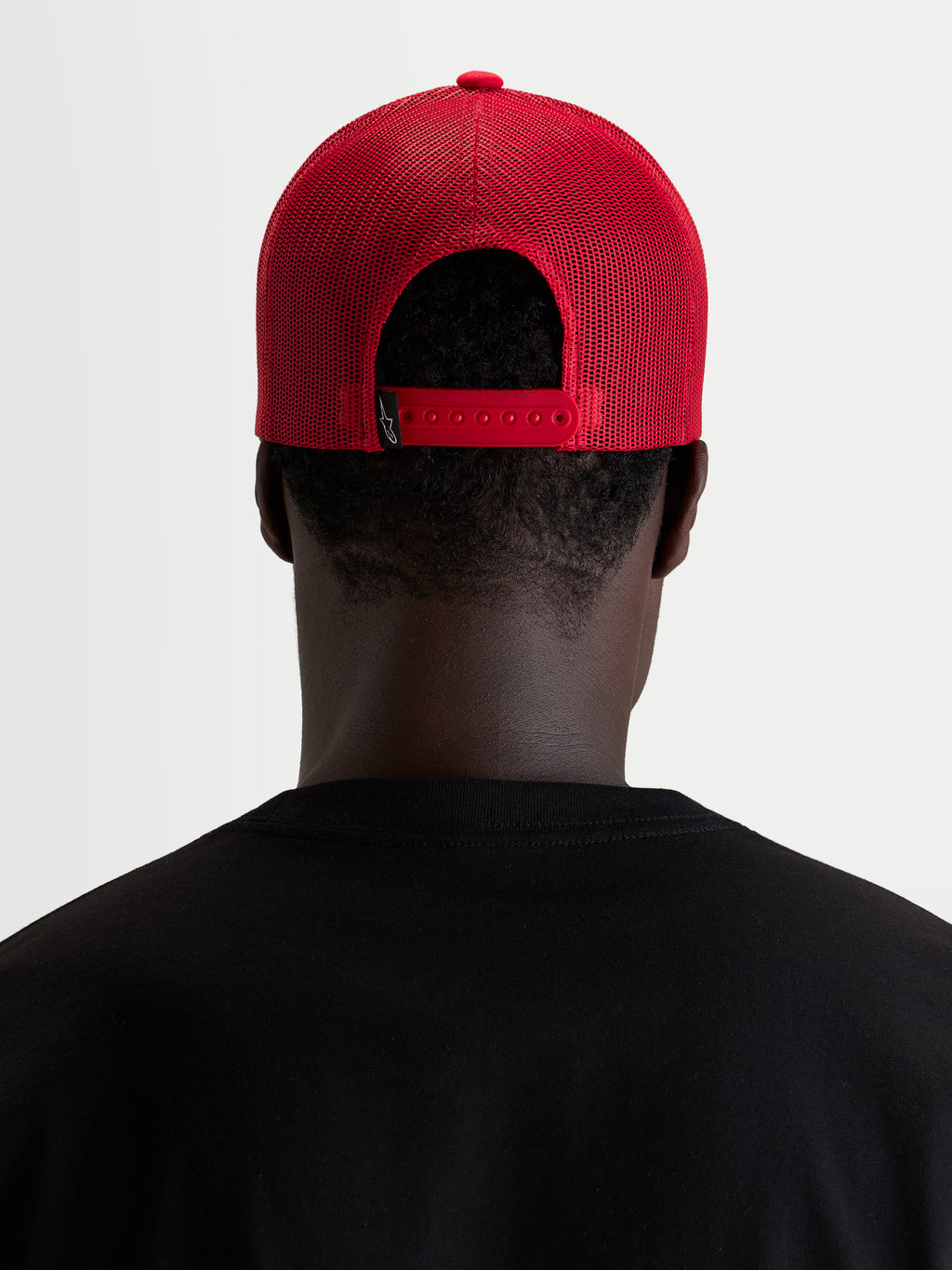 Alpinestars Ageless Snapback kasket, rød casual kasket set bagfra med justerbar snapback-lukning og mesh-paneler, båret af model