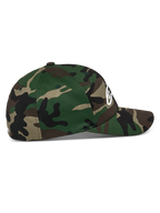 Alpinestars Ageless Multi kasket, grøn camouflage, set fra siden, buet skygge med struktureret krone, strækbar twill, hvidt 3D-printet Astars-logo på forsiden og fladt broderi på bagsiden, afslappet sportstøj