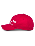 Alpinestars Corp Shift Multi Hat, rød kasket i baseball-stil, set fra siden med hvidt 3D Astars-logo, buet skygge og struktureret krone, casual motorsport-hovedbeklædning