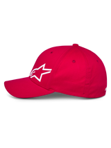 Alpinestars Corp Shift Multi Hat, rød kasket i baseball-stil, set fra siden med hvidt 3D Astars-logo, buet skygge og struktureret krone, casual motorsport-hovedbeklædning