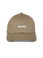 Alpinestars Deduce Strapback kasket, khaki, ustruktureret lav krone med buet skygge, hvidt broderet Astars-logotekst på forsiden, bomuldstwill, afslappet motorsport-inspireret hovedbeklædning