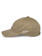 Alpinestars Deduce Strapback kasket, khaki, set fra siden med hvidt broderet Astars-logo, buet skygge, konstruktion i bomuldstwill, afslappet motorsport-streetwear
