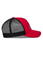 Alpinestars Reflect Ageless Trucker Hat, rød og sort, set fra siden, rød twill-front og buet skygge, sort poly-mesh bagside, struktureret krone, afslappet motorsport-inspireret hovedbeklædning