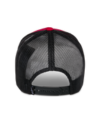 Alpinestars Reflect Ageless Trucker Hat, set bagfra, rød og sort, med sorte poly-mesh-paneler og justerbar snapback-lukning, afslappet motorsport-inspireret hovedbeklædning