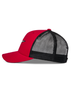 Alpinestars Reflect Ageless Trucker Hat, rød og sort, sideprofil med buet skygge, struktureret rød krone og sort mesh-bagside, afslappet motorsport-inspireret hovedbeklædning
