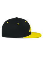 Alpinestars Thickness Snapback kasket, profilvisning fra siden, sort krone med Hi-Vis gul flad skygge og lufthuller, 3D-broderet logo på forsiden, afslappet motorsport-inspireret hovedbeklædning