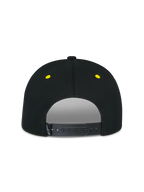 Alpinestars Thickness Snapback-kasket, sort og hi-vis gul, set bagfra med justerbar snapback-lukning, gule broderede lufthuller, struktureret krone, afslappet motorsport-hovedbeklædning