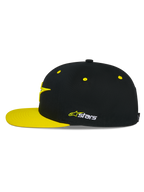 Alpinestars Thickness Snapback kasket, sort og Hi-Vis gul, sideprofil, struktureret krone med gule lufthuller og flad gul skygge, broderet Astars-logo på siden, afslappet motorsport-hovedbeklædning