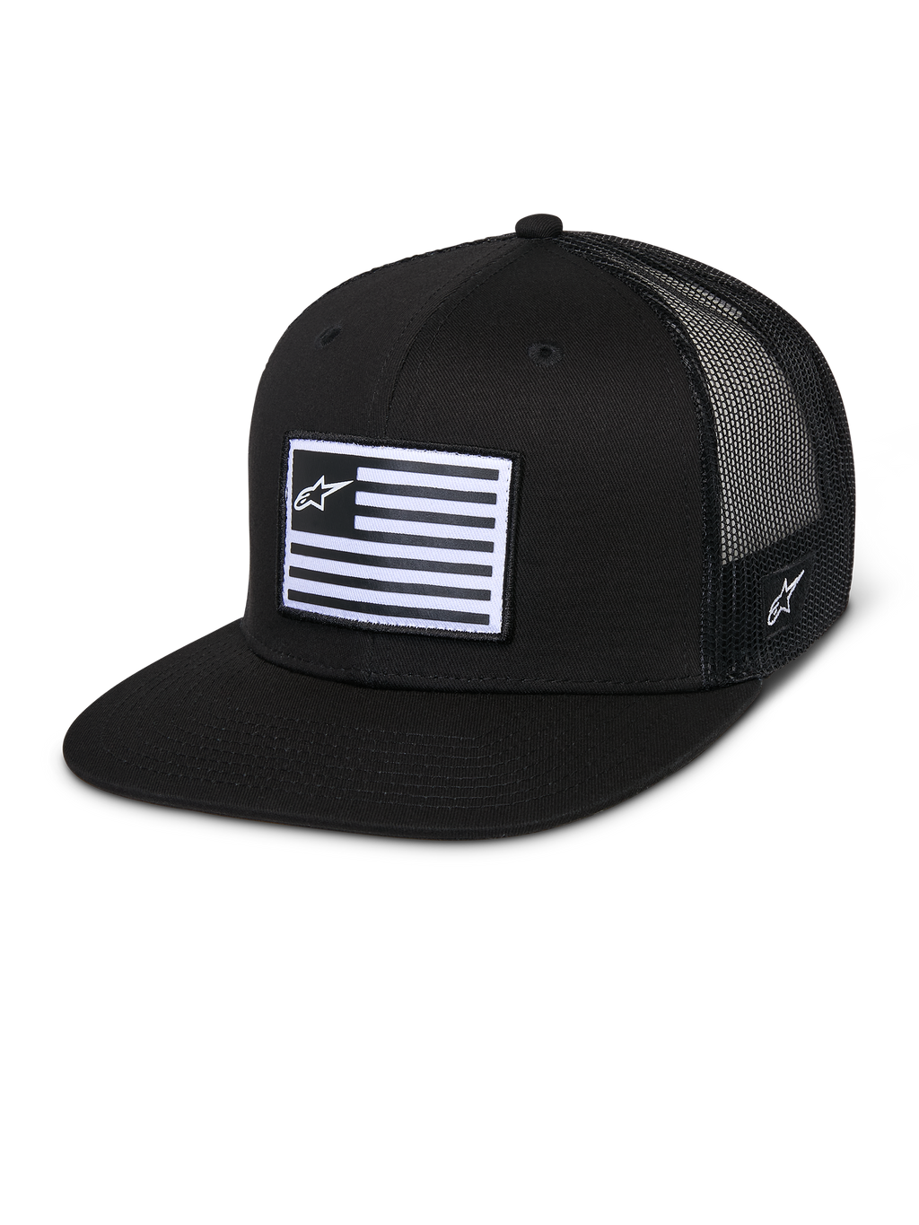 Alpinestars Flag Flat Trucker Hat, sort, flad skygge med struktureret krone, åndbar sort mesh-bagside, rektangulær front-patch med vandrette striber og stjernelogo, broderi på siden, afslappet motorsport-inspireret design