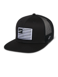 Alpinestars Flag Flat Trucker Hat, sort, flad skygge med struktureret krone, åndbar sort mesh-bagside, rektangulær front-patch med vandrette striber og stjernelogo, broderi på siden, afslappet motorsport-inspireret design