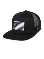 Alpinestars Flag Flat Trucker Hat, sort, flad skygge med struktureret krone, åndbar sort mesh-bagside, rektangulær front-patch med vandrette striber og stjernelogo, broderi på siden, afslappet motorsport-inspireret design