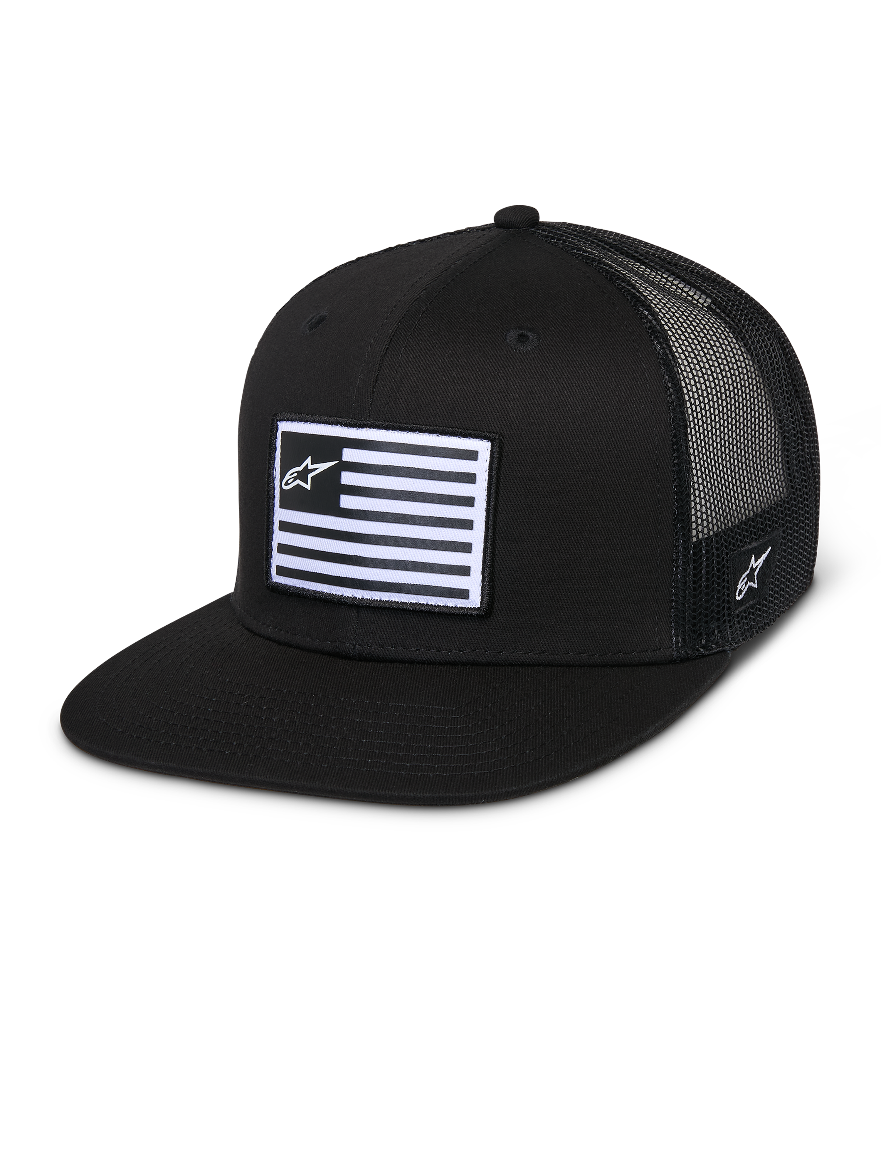 Alpinestars Flag Flat Trucker Hat, sort, flad skygge med struktureret krone, åndbar sort mesh-bagside, rektangulær front-patch med vandrette striber og stjernelogo, broderi på siden, afslappet motorsport-inspireret design