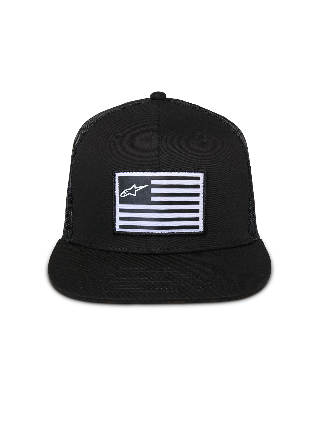 Alpinestars Flag Flat Trucker-kasket, sort, kasket med flad skygge og struktureret krone, centralt rektangulært mærke med hvidt flag og Alpinestars-logo, mesh-bagside, afslappet motorsport-inspireret streetwear