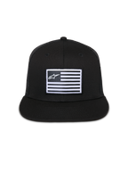 Alpinestars Flag Flat Trucker-kasket, sort, kasket med flad skygge og struktureret krone, centralt rektangulært mærke med hvidt flag og Alpinestars-logo, mesh-bagside, afslappet motorsport-inspireret streetwear