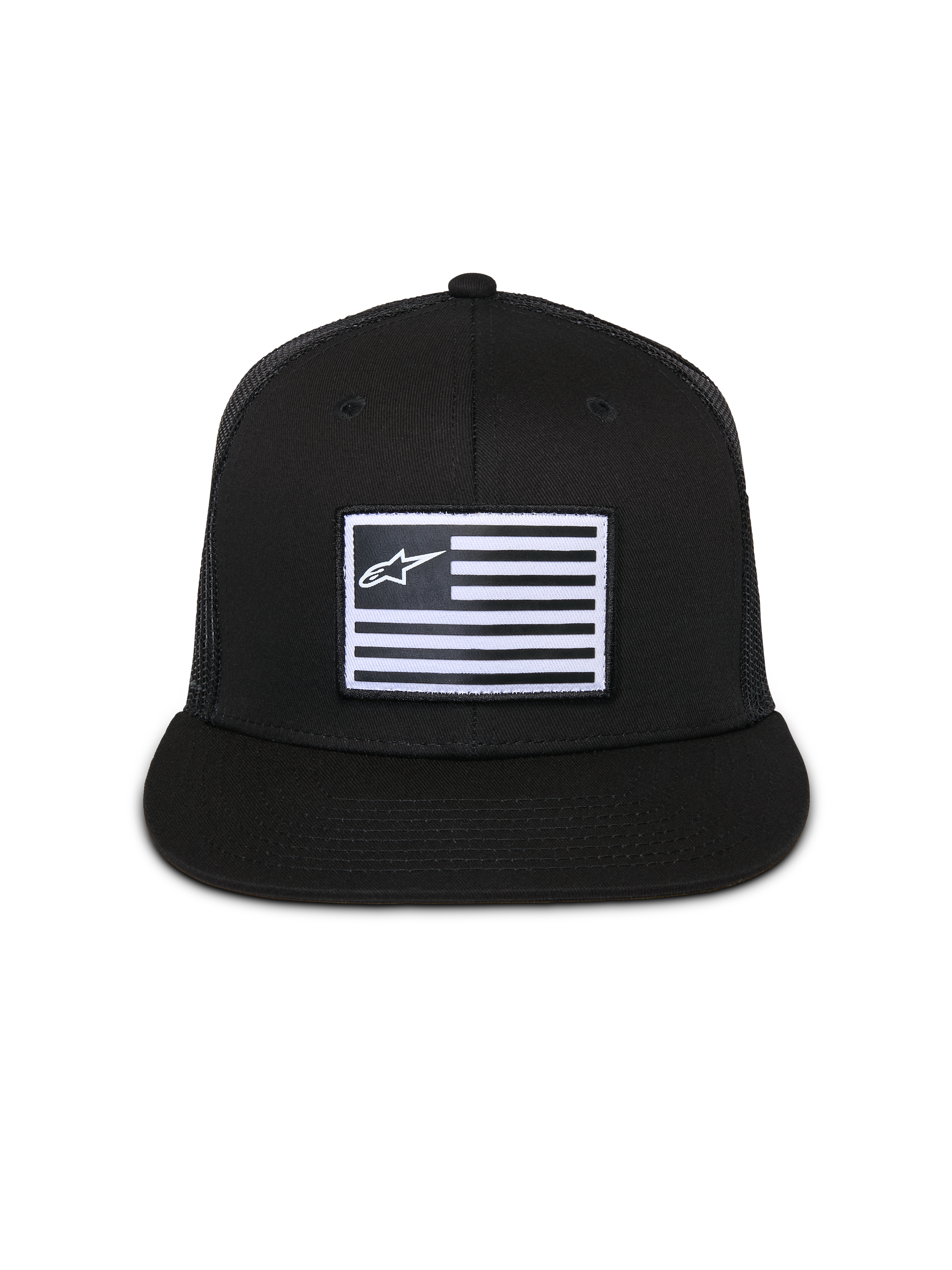 Alpinestars Flag Flat Trucker-kasket, sort, kasket med flad skygge og struktureret krone, centralt rektangulært mærke med hvidt flag og Alpinestars-logo, mesh-bagside, afslappet motorsport-inspireret streetwear
