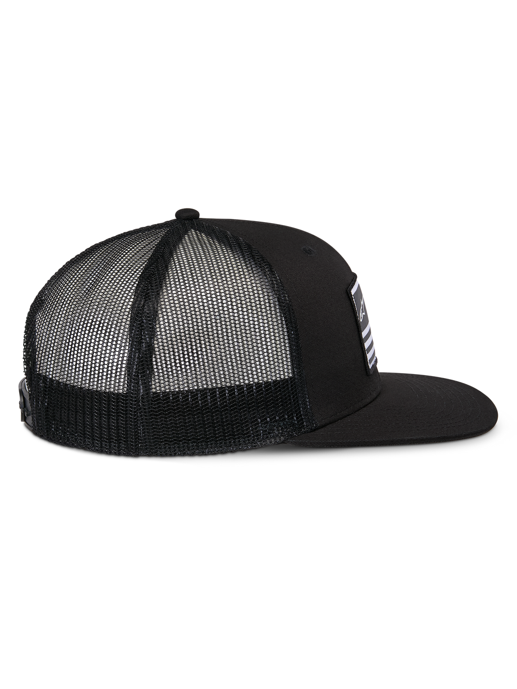 Alpinestars Flag Flat Trucker kasket, sort, sidevisning med flad skygge, struktureret krone og sort mesh-bagside i polyester, afslappet motorsport-inspireret hovedbeklædning