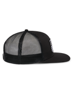 Alpinestars Flag Flat Trucker kasket, sort, sidevisning med flad skygge, struktureret krone og sort mesh-bagside i polyester, afslappet motorsport-inspireret hovedbeklædning