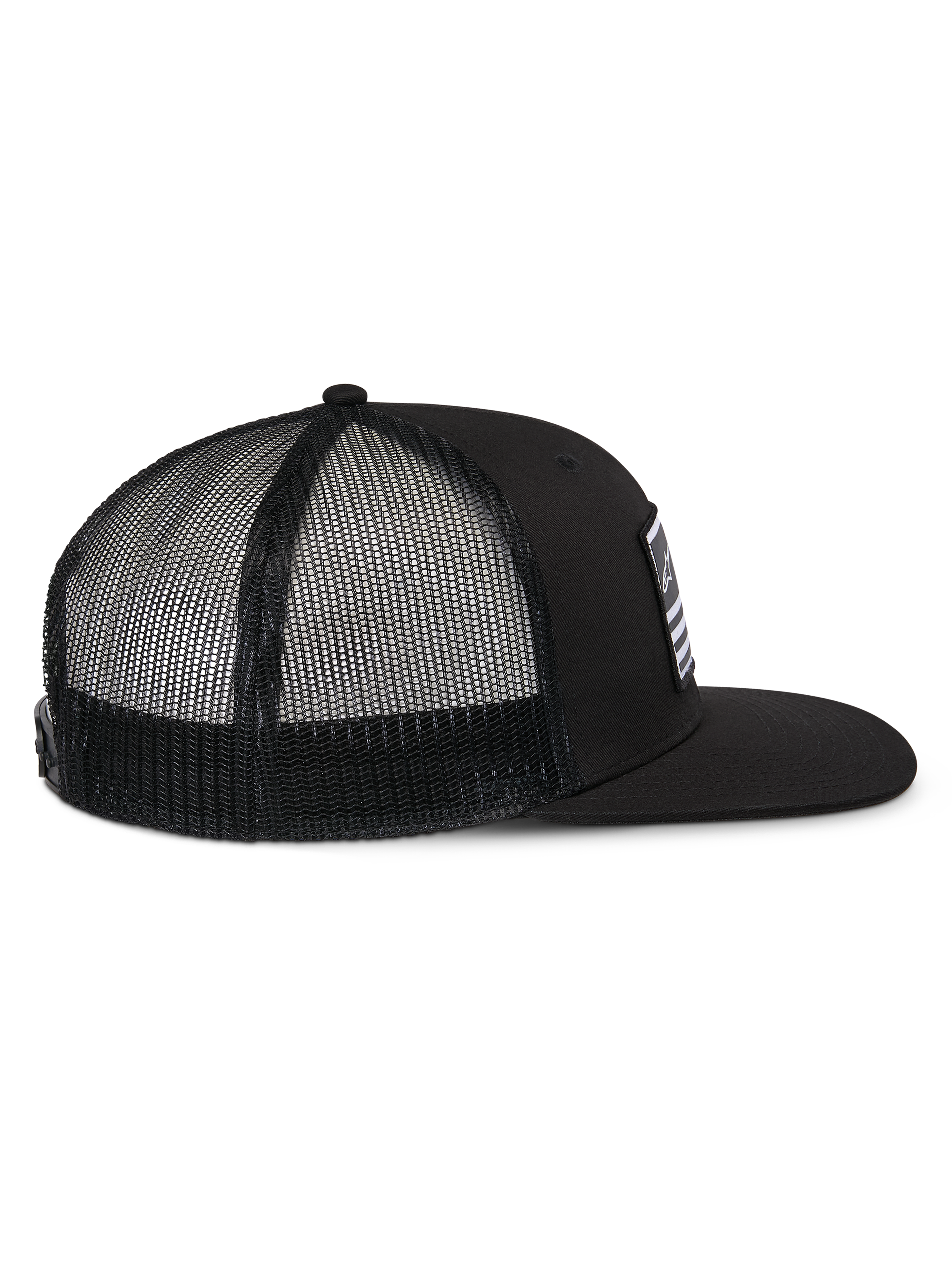 Alpinestars Flag Flat Trucker kasket, sort, sidevisning med flad skygge, struktureret krone og sort mesh-bagside i polyester, afslappet motorsport-inspireret hovedbeklædning