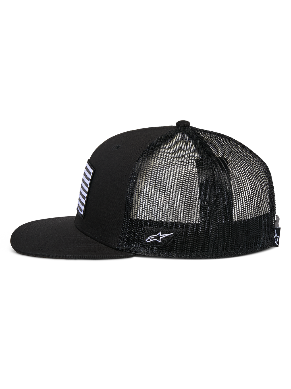Alpinestars Flag Flat Trucker Hat, profil, sort, flad skygge og struktureret krone, åndbar polyester mesh-bagside, flag-patch foran og hvidt logo-broderi på siden, afslappet motorsport-inspireret hovedbeklædning