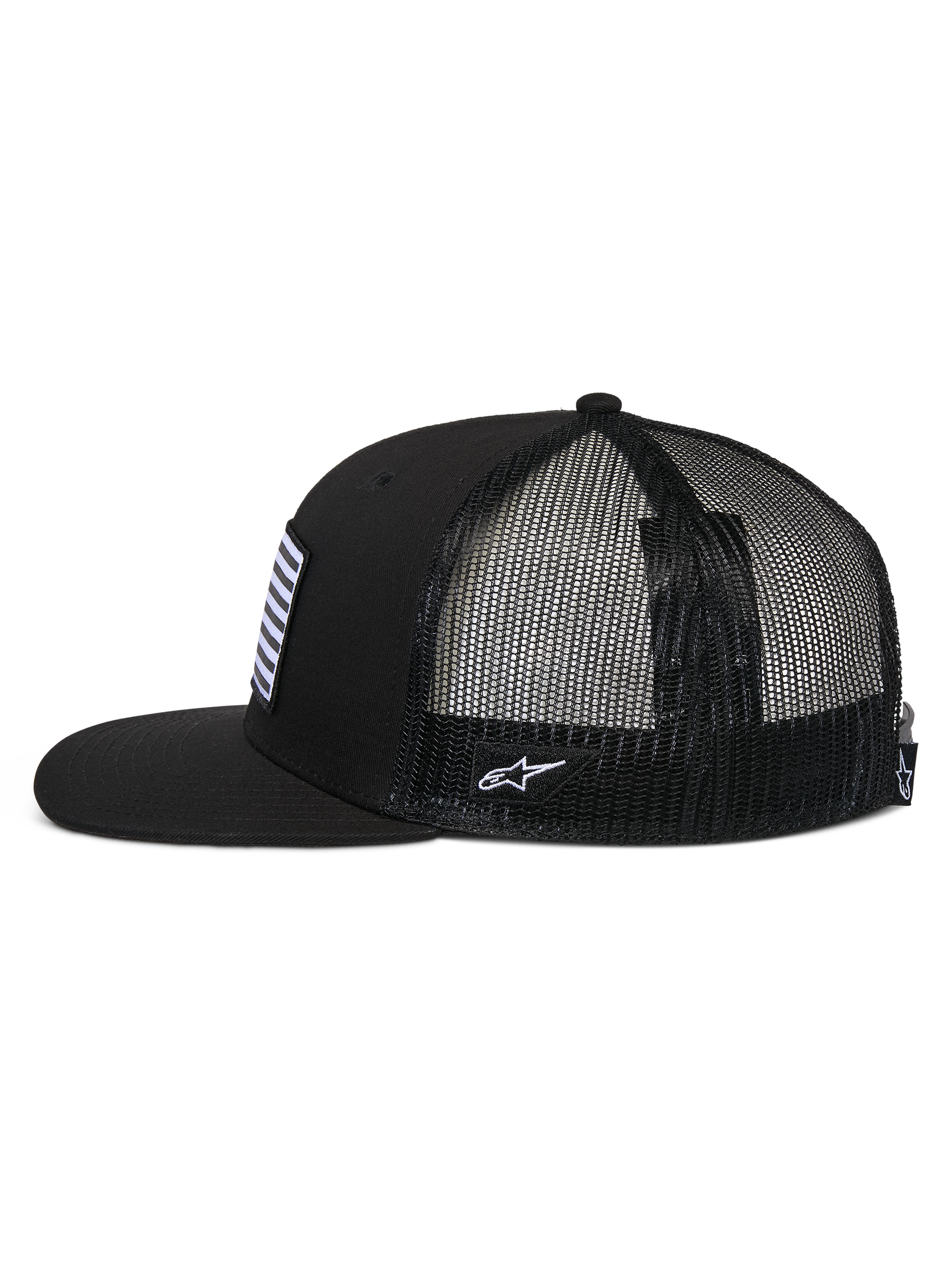 Alpinestars Flag Flat Trucker Hat, profil, sort, flad skygge og struktureret krone, åndbar polyester mesh-bagside, flag-patch foran og hvidt logo-broderi på siden, afslappet motorsport-inspireret hovedbeklædning
