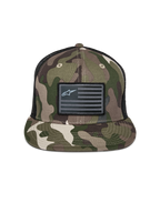 Alpinestars Flag Flat Trucker Hat, grøn camouflage og sort, flad skygge med struktureret krone, sort flag-patch med Alpinestars-logo, mesh-bagside, afslappet motorsport-inspireret hovedbeklædning