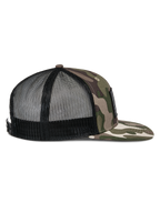 Alpinestars Flag Flat Trucker Hat, grøn camouflage og sort, sideprofil med flad camouflage-skygge, struktureret front og åndbart sort mesh-bagstykke, snapback-lukning, casual motorsport-hovedbeklædning
