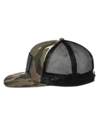 Alpinestars Flag Flat Trucker Hat, grøn camouflage og sort, flad skygge og struktureret krone, camouflage twill-front med sort mesh-bagside, sidevisning der viser merrow-flagpatch og broderet logo, afslappet motorsport-inspireret streetwear
