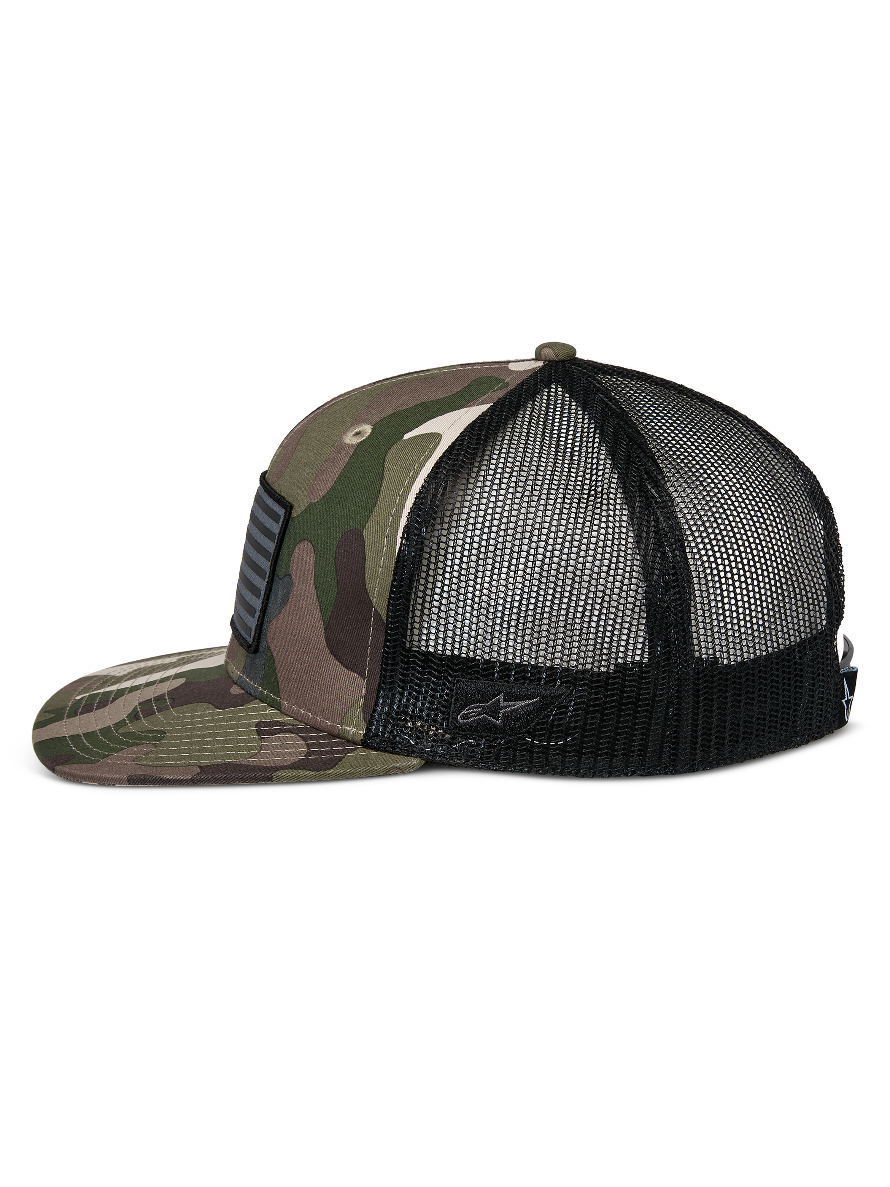 Alpinestars Flag Flat Trucker Hat, grøn camouflage og sort, flad skygge og struktureret krone, camouflage twill-front med sort mesh-bagside, sidevisning der viser merrow-flagpatch og broderet logo, afslappet motorsport-inspireret streetwear
